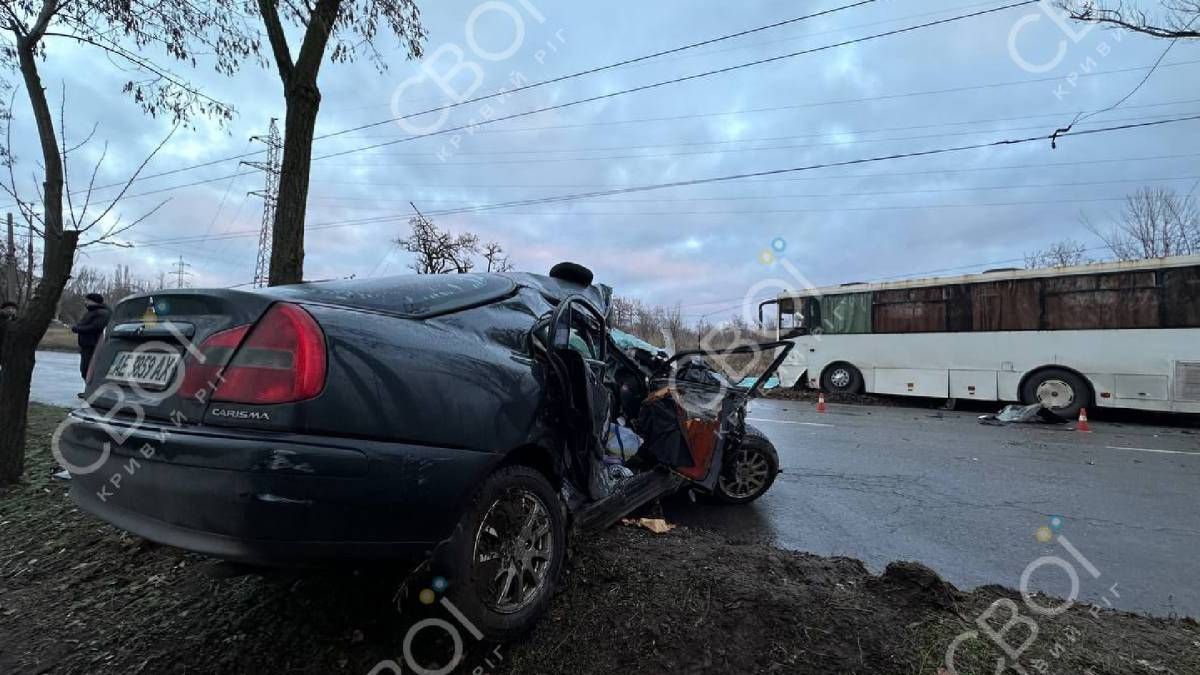 У Кривому Розі автівка влетіла в автобус, є жертва