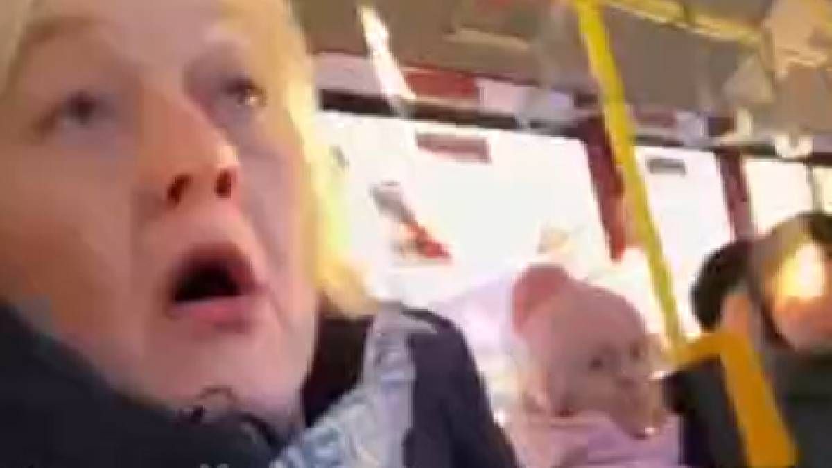 У громадському автобусі в Івано-Франківську жінка переконувала, що Путін на неї не нападав У громадському автобусі в Івано-Франківську жінка переконувала, що Путін на неї не нападав