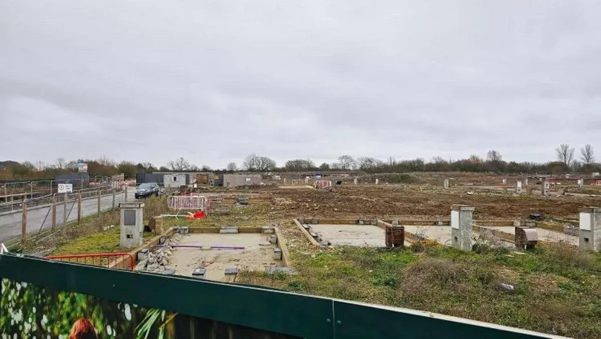 В Британии снесли дома, которые более года стояли недостроенными В Британии снесли дома, которые более года стояли недостроенными