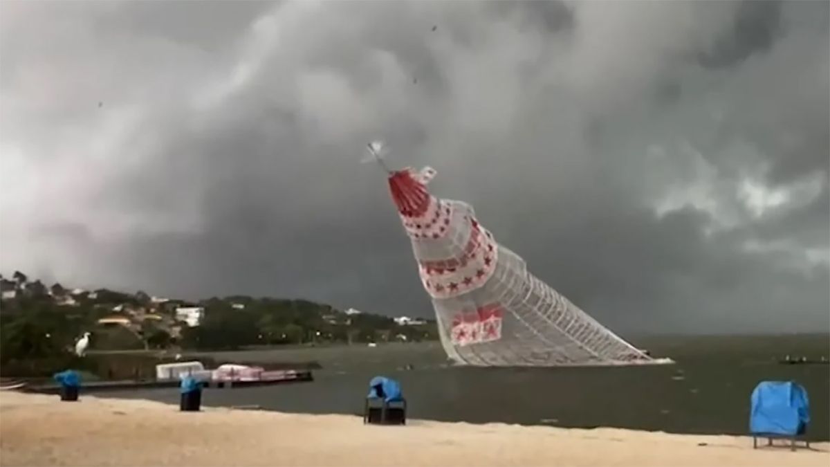 В Бразилии упала самая большая елка страны - видео инцидента В Бразилии упала самая большая елка страны - видео инцидента