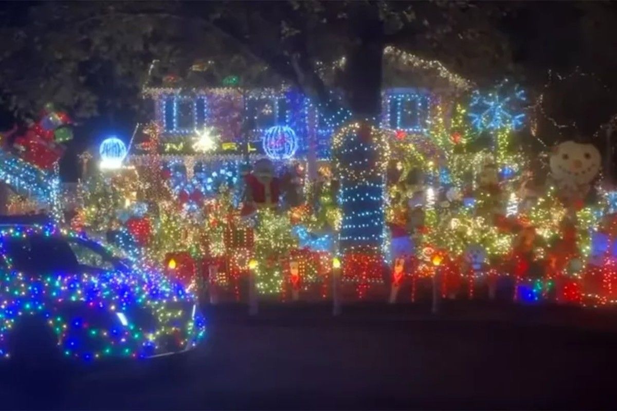 Парень использует старый декор Парень использует старый декор