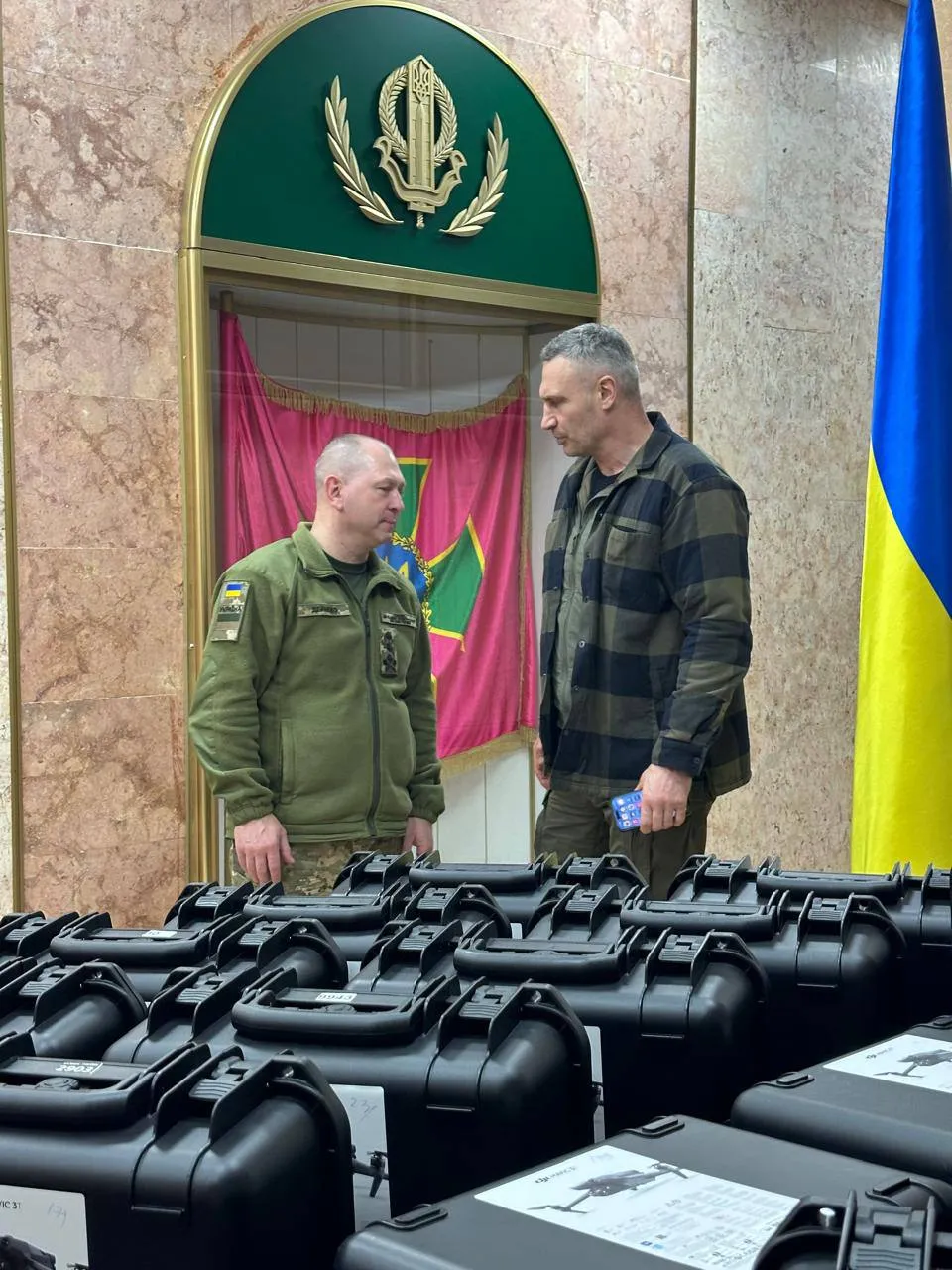 Виталий Кличко передал пограничникам партию квадрокоптеров DJI Mavic от киевлян Виталий Кличко передал пограничникам партию квадрокоптеров DJI Mavic от киевлян