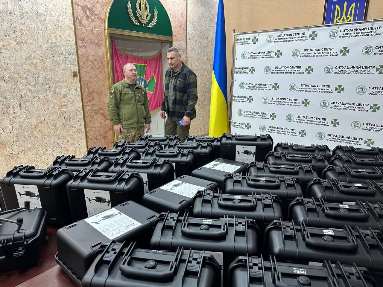Виталий Кличко передал пограничникам партию квадрокоптеров DJI Mavic от киевлян Виталий Кличко передал пограничникам партию квадрокоптеров DJI Mavic от киевлян