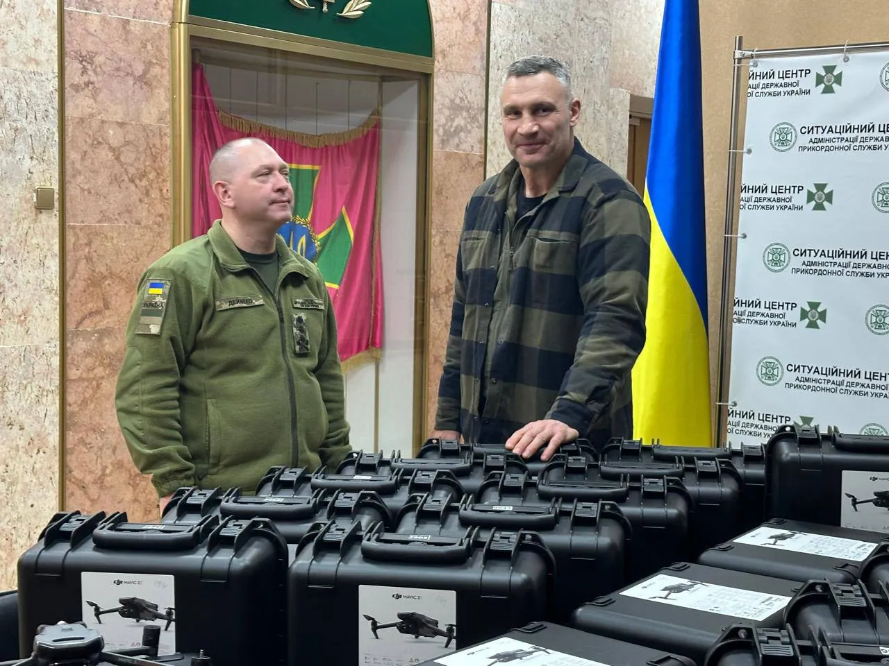 Виталий Кличко передал пограничникам партию квадрокоптеров DJI Mavic от киевлян Виталий Кличко передал пограничникам партию квадрокоптеров DJI Mavic от киевлян