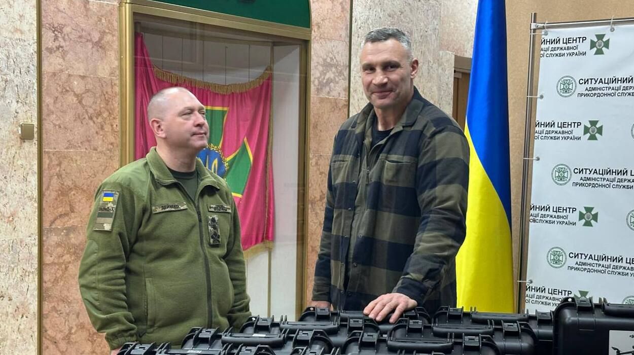 Виталий Кличко передал пограничникам партию квадрокоптеров DJI Mavic от киевлян Виталий Кличко передал пограничникам партию квадрокоптеров DJI Mavic от киевлян
