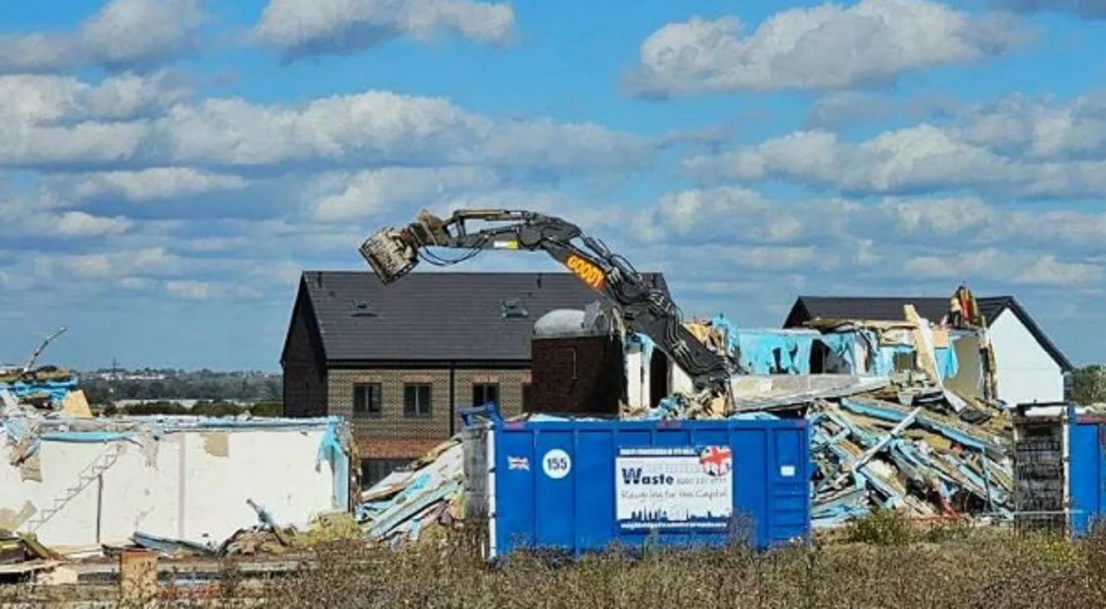 В Британии город-призрак сравняли с землей В Британии город-призрак сравняли с землей