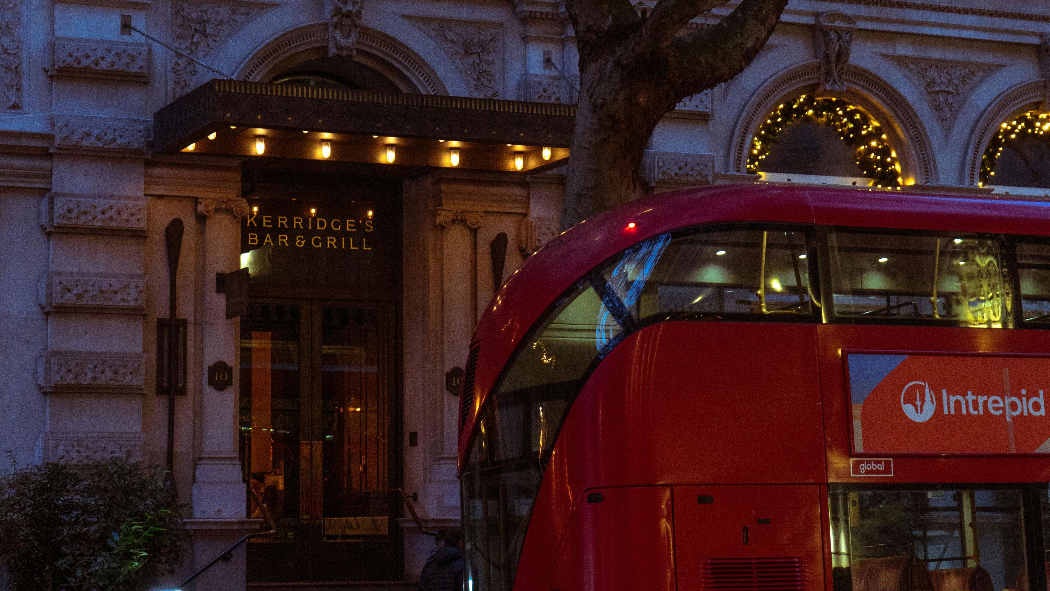 Туристичний автобус біля старого будинку Туристичний автобус біля старого будинку