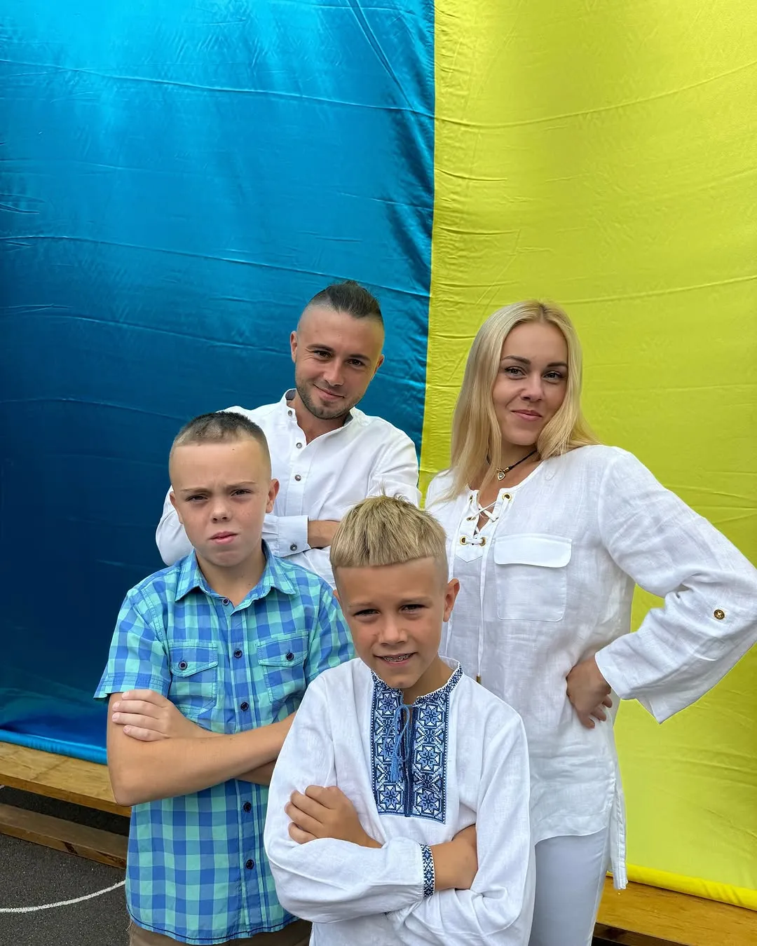 Олена та Тарас Тополя з синами Олена та Тарас Тополя з синами