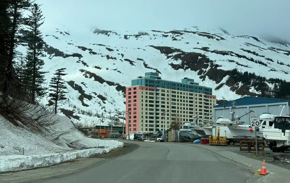 Почти все жители города живут в одном доме - какая причина - Недвижимость Почти все жители города живут в одном доме - какая причина - Недвижимость