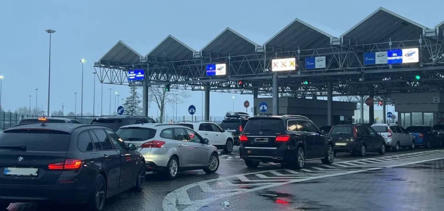 На кордоні з Польщею шалені затори: подекуди у черзі 240 авто, люди чекають більше 10 годин - 24 Канал На кордоні з Польщею шалені затори: подекуди у черзі 240 авто, люди чекають більше 10 годин - 24 Канал