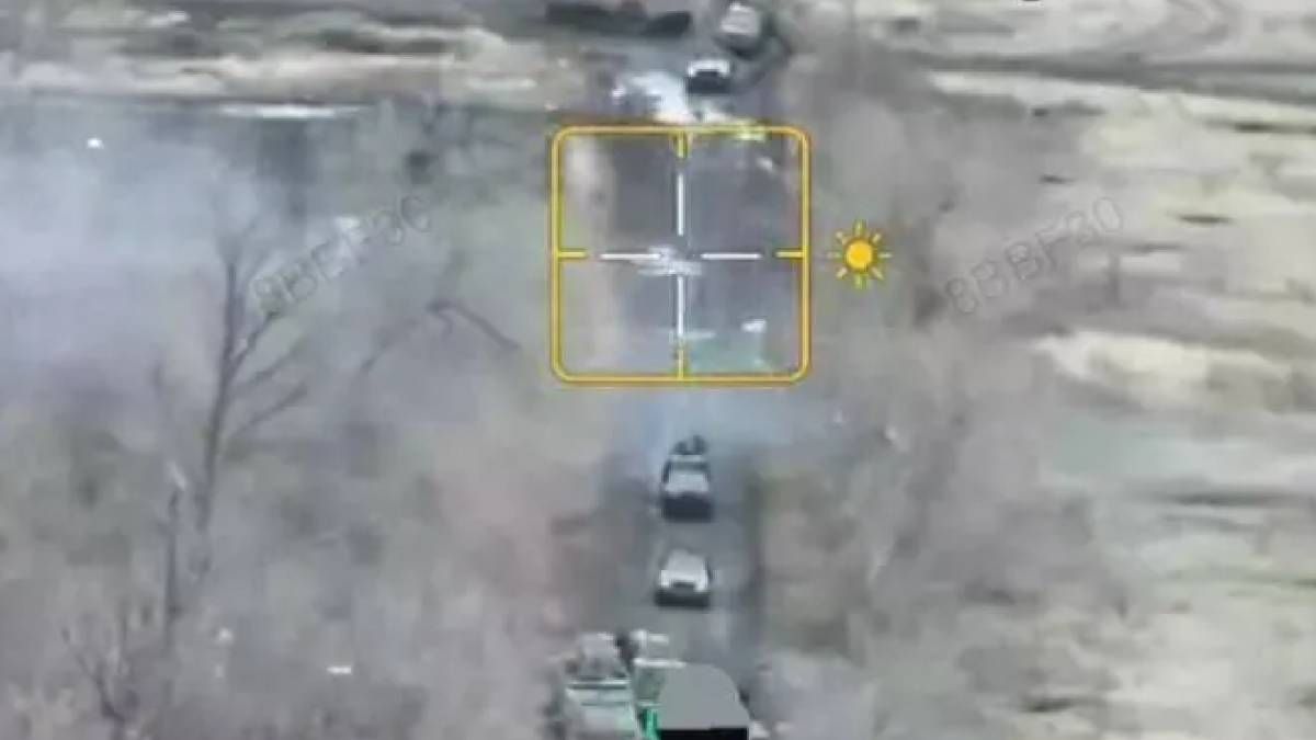 Под Покровском россияне из боевых машин вынужденно пересаживаются в гражданские Под Покровском россияне из боевых машин вынужденно пересаживаются в гражданские