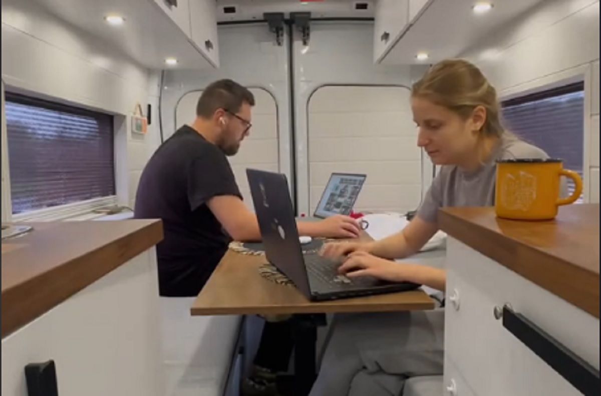 Кияни залишили дім і тепер живуть у будинку на колесах Кияни залишили дім і тепер живуть у будинку на колесах