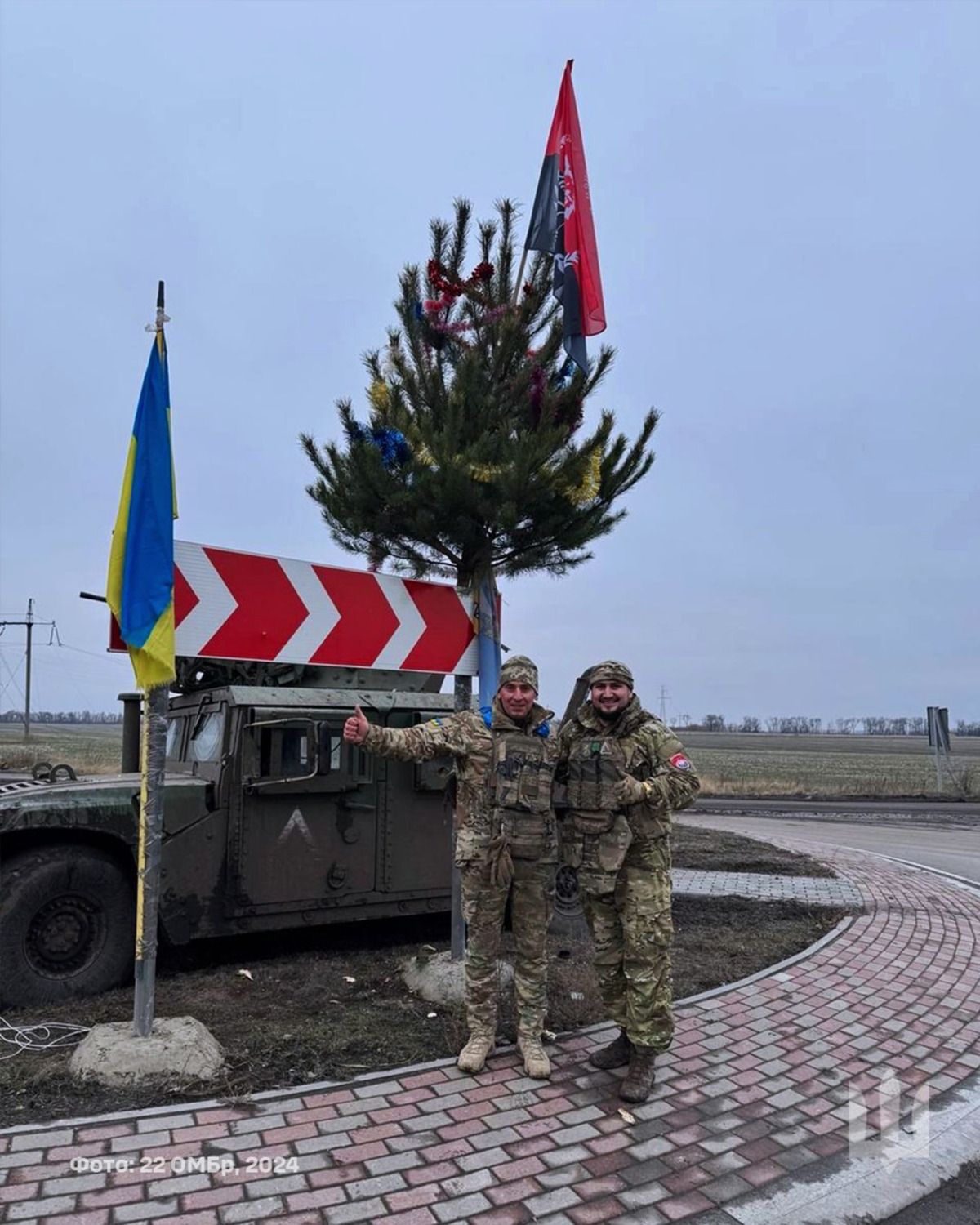 Українські воїни встановили різдвяну ялинку в Курській області 