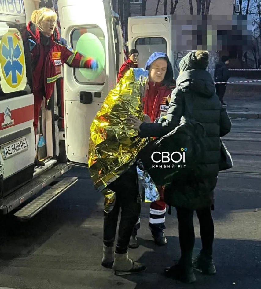 люди на месте попадания в Кривом Роге 24 декабря 2024 года люди на месте попадания в Кривом Роге 24 декабря 2024 года