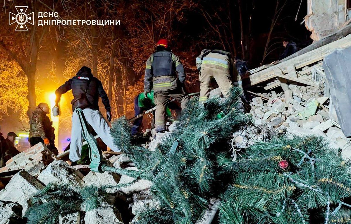 Удар по Кривому Рогу на Святвечір - ДСНС показало відео порятунку людей - 24 Канал