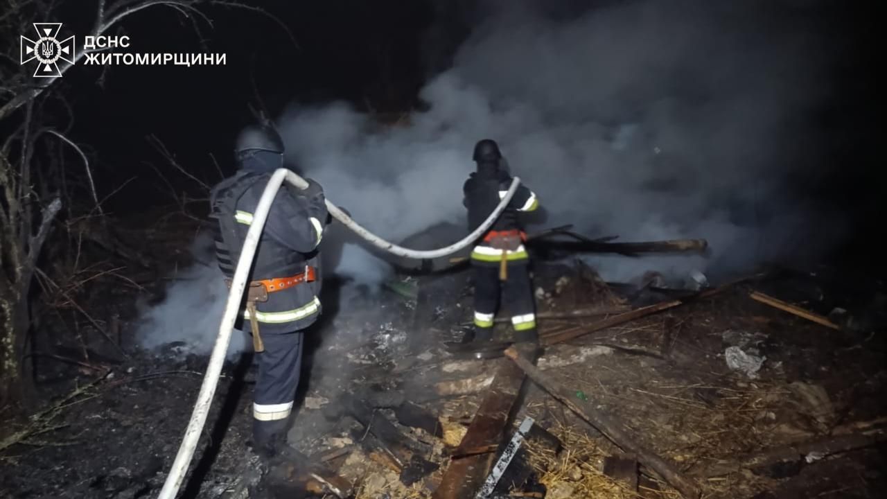 На Житомирщине вспыхнул пожар после российской атаки - 24 Канал На Житомирщине вспыхнул пожар после российской атаки - 24 Канал