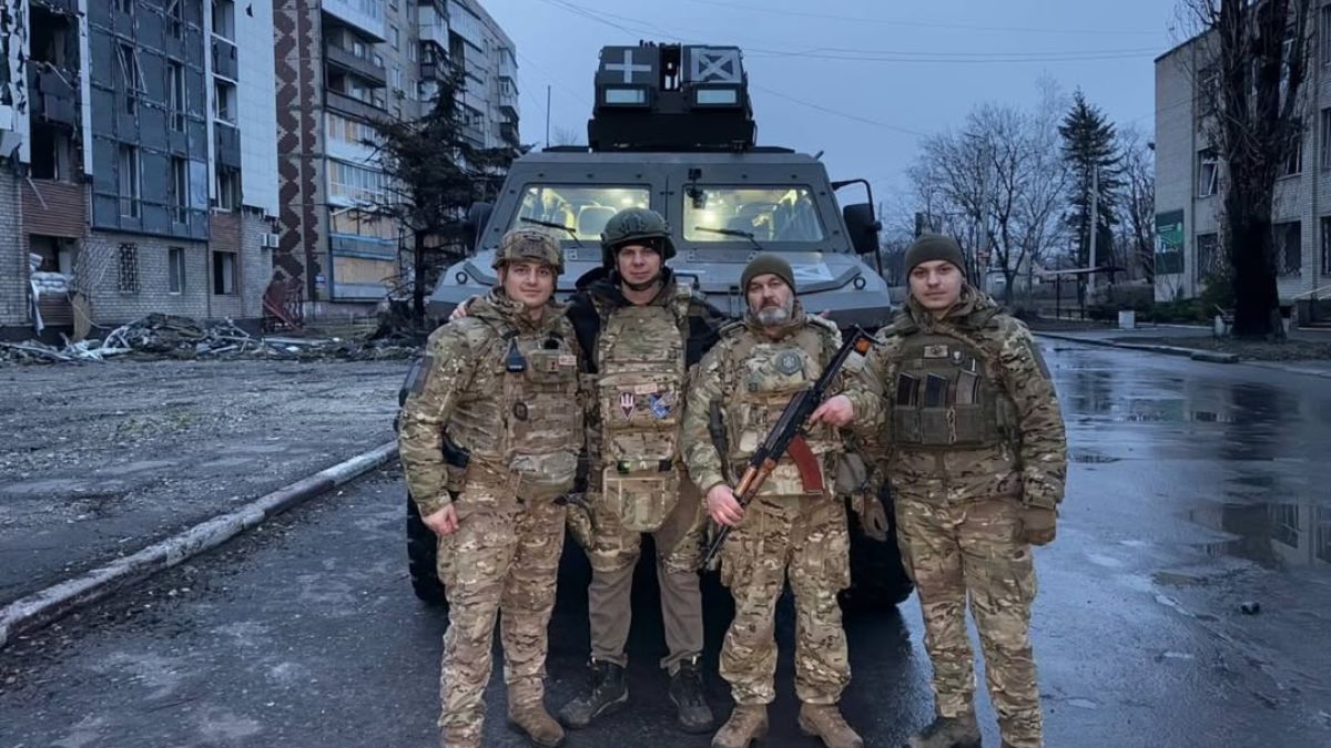 Дмитро Комаров з військовими Дмитро Комаров з військовими