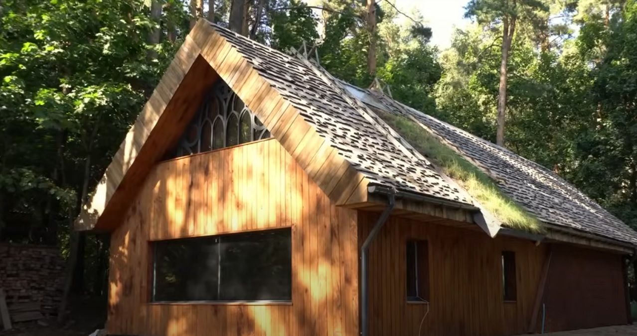 Мужчина потратил 3 года, чтобы превратить заброшенную хижину над сверхсовременным домом Мужчина потратил 3 года, чтобы превратить заброшенную хижину над сверхсовременным домом