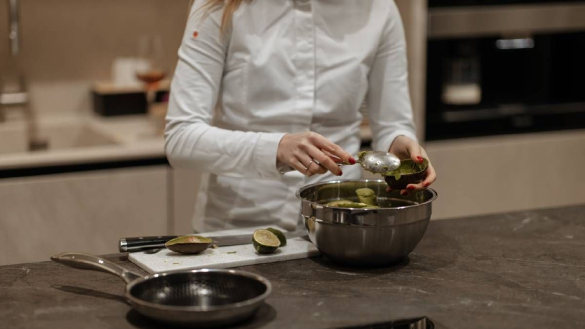 На современной кухне нет места для плиты, ее функции теперь выполняет столешница На современной кухне нет места для плиты, ее функции теперь выполняет столешница