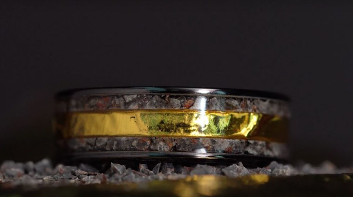 Унікальну каблучку з місячним метеоритом представили у США Унікальну каблучку з місячним метеоритом представили у США