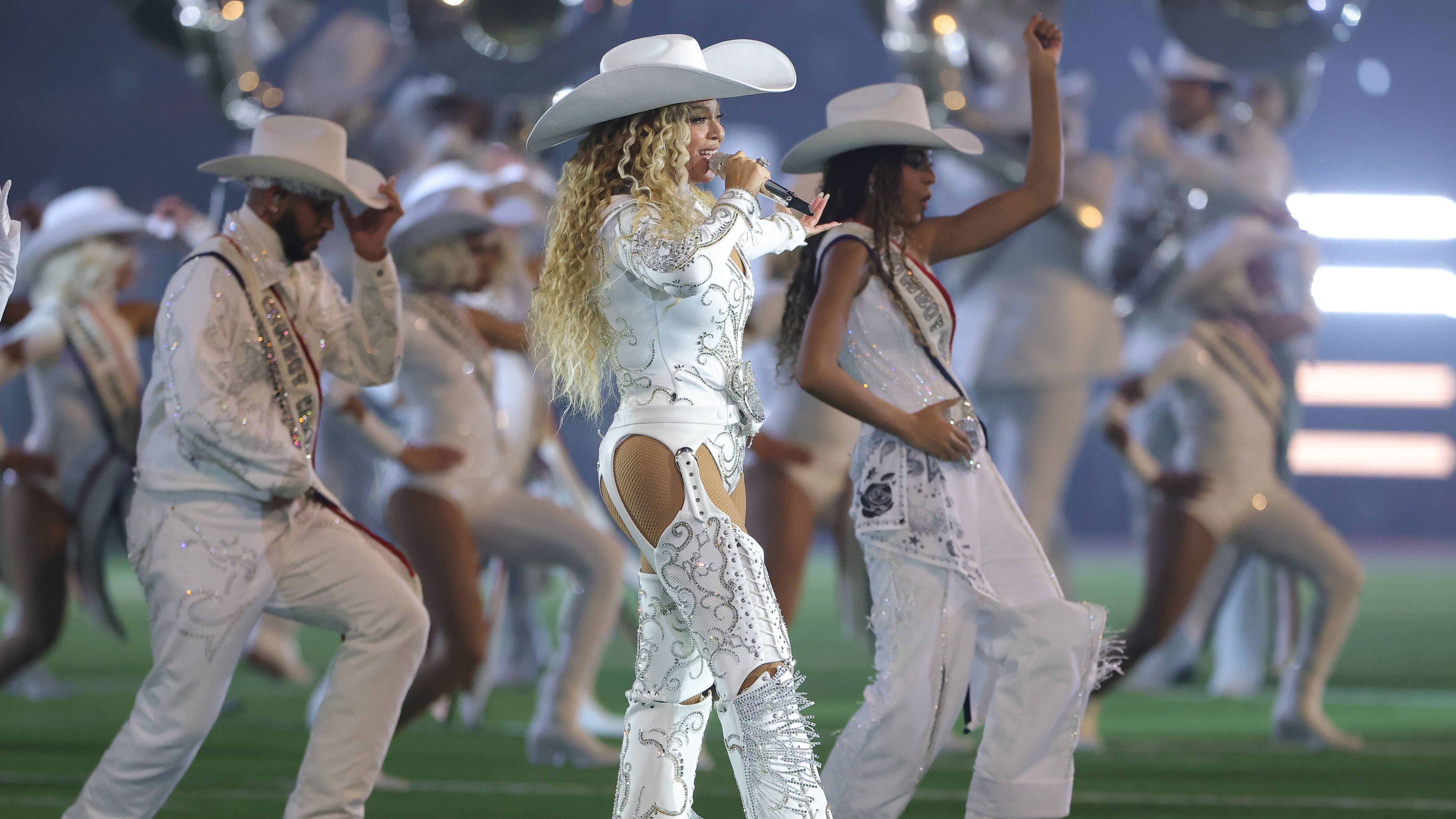 В костюмах от известного украинского дизайнера: Бейонсе с дочерью устроили незабываемое шоу - Show24 В костюмах от известного украинского дизайнера: Бейонсе с дочерью устроили незабываемое шоу - Show24