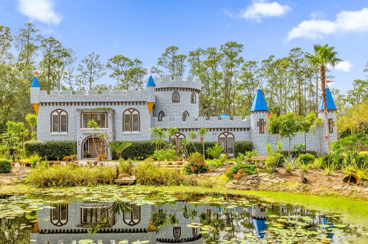 Мужчина создал для своей жены дом-замок Мужчина создал для своей жены дом-замок