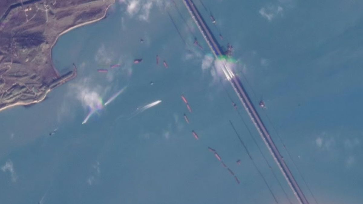 Біля Кримського мосту постраждали загородження від морських дронів Біля Кримського мосту постраждали загородження від морських дронів