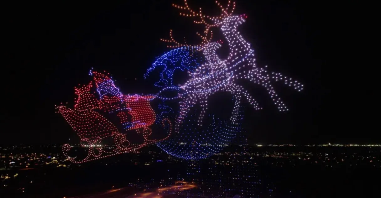 Різдвяне світлове шоу дронів в небі Техасу Різдвяне світлове шоу дронів в небі Техасу