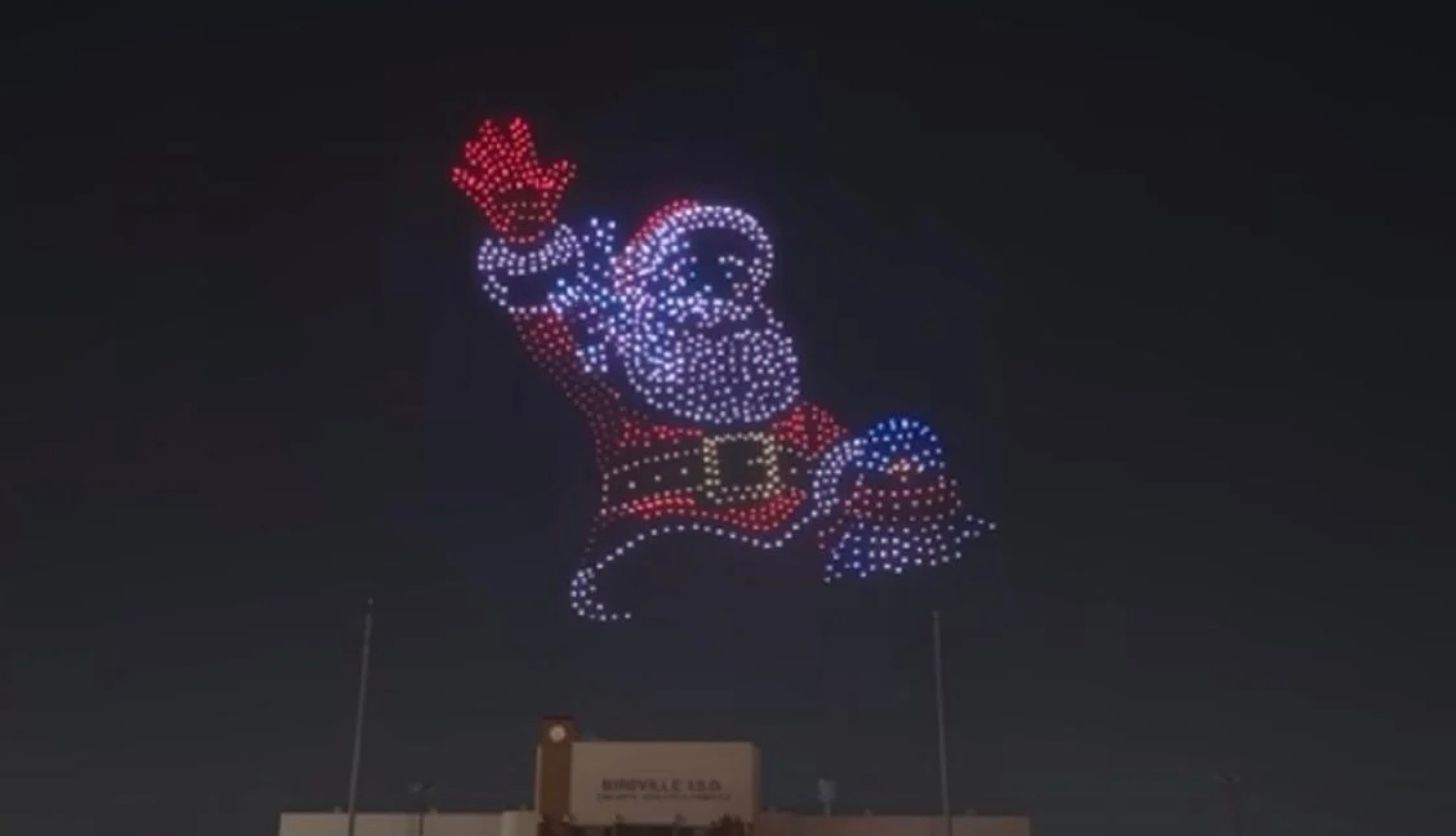 Дроны образовали в небе Техаса гигантского Санта-Клауса в небе Техаса