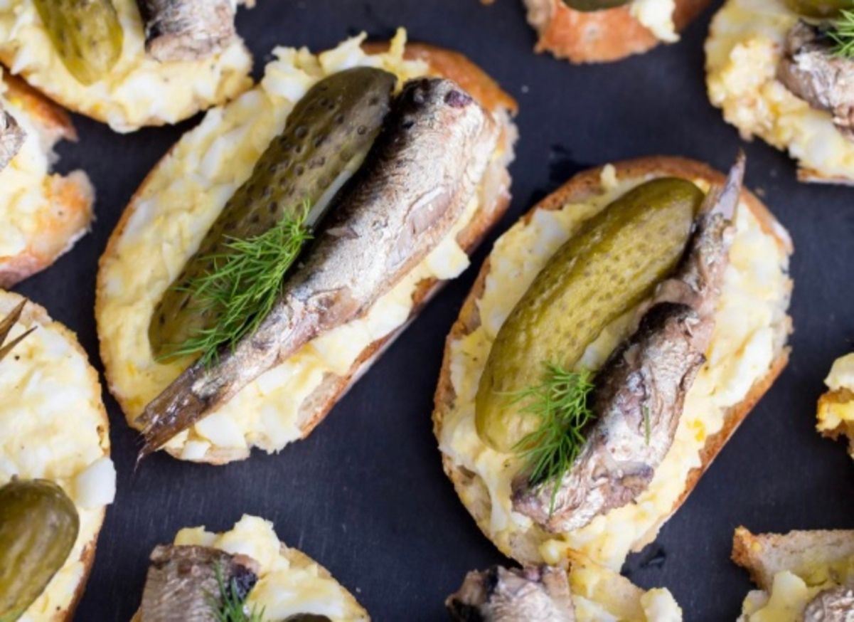 Бутерброды со шпротами по-новому Бутерброды со шпротами по-новому