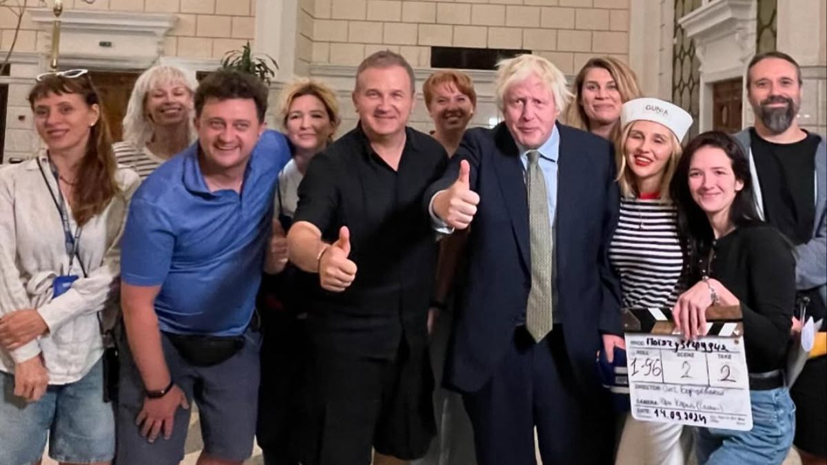 Борис Джонсон з командою фільму Потяг у 31 грудня Борис Джонсон з командою фільму Потяг у 31 грудня