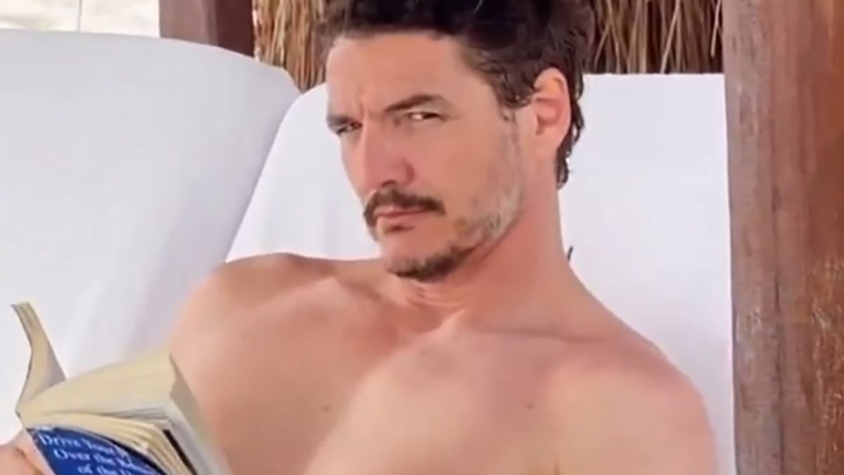 Педро Паскаль читает книгу Токарчук, которая имеет украинские корни - Тренды Педро Паскаль читает книгу Токарчук, которая имеет украинские корни - Тренды