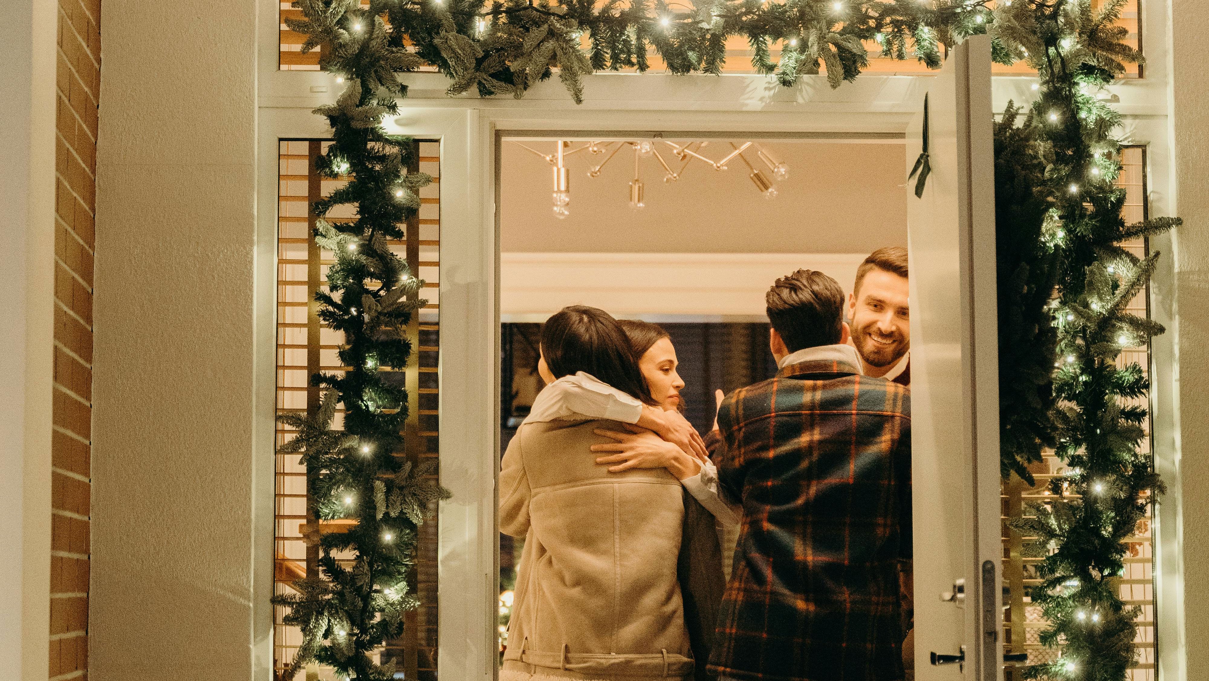 Родина обіймається у дверях Родина обіймається у дверях