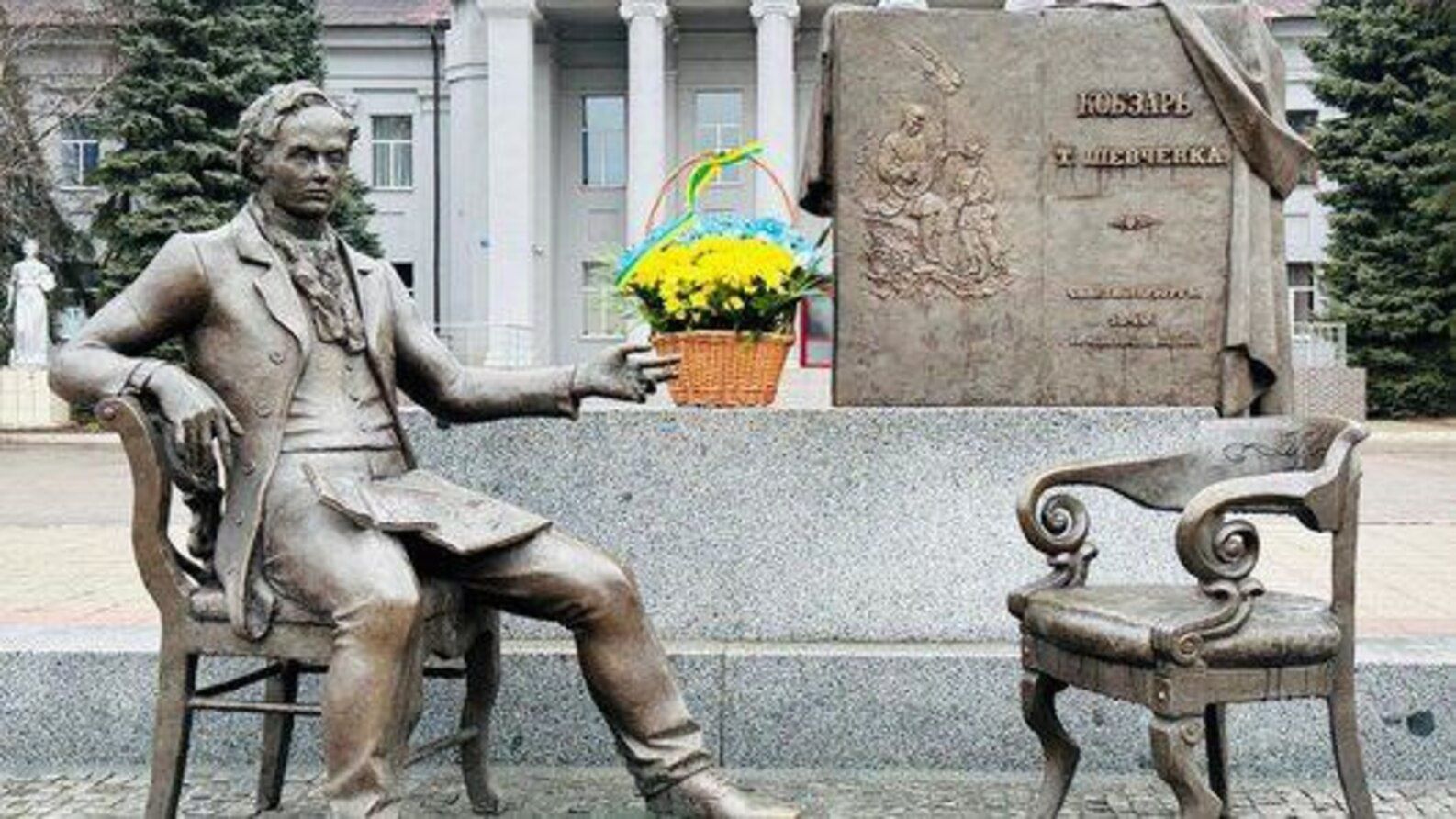 Пам'ятник Тарасу Шевченку вивезли з Покровська Пам'ятник Тарасу Шевченку вивезли з Покровська