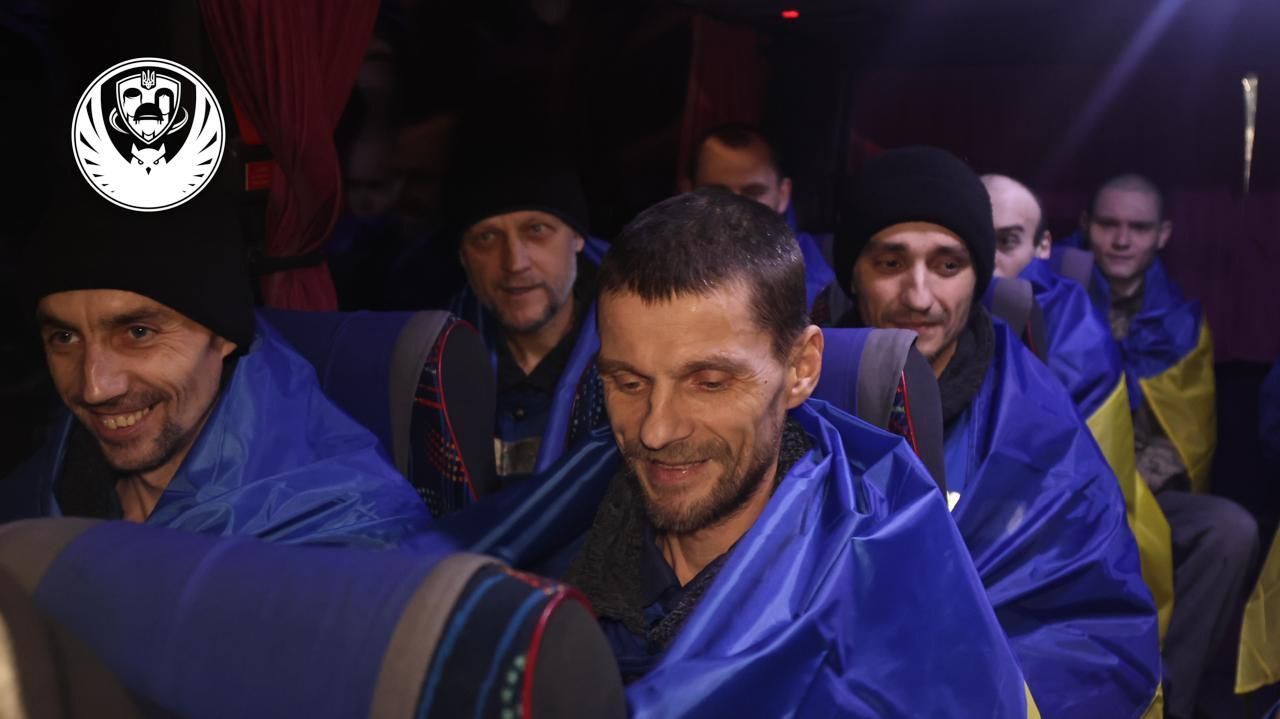 Один з найбільших обмінів полоненими: кого вдалося повернути додому - 24 Канал Один з найбільших обмінів полоненими: кого вдалося повернути додому - 24 Канал