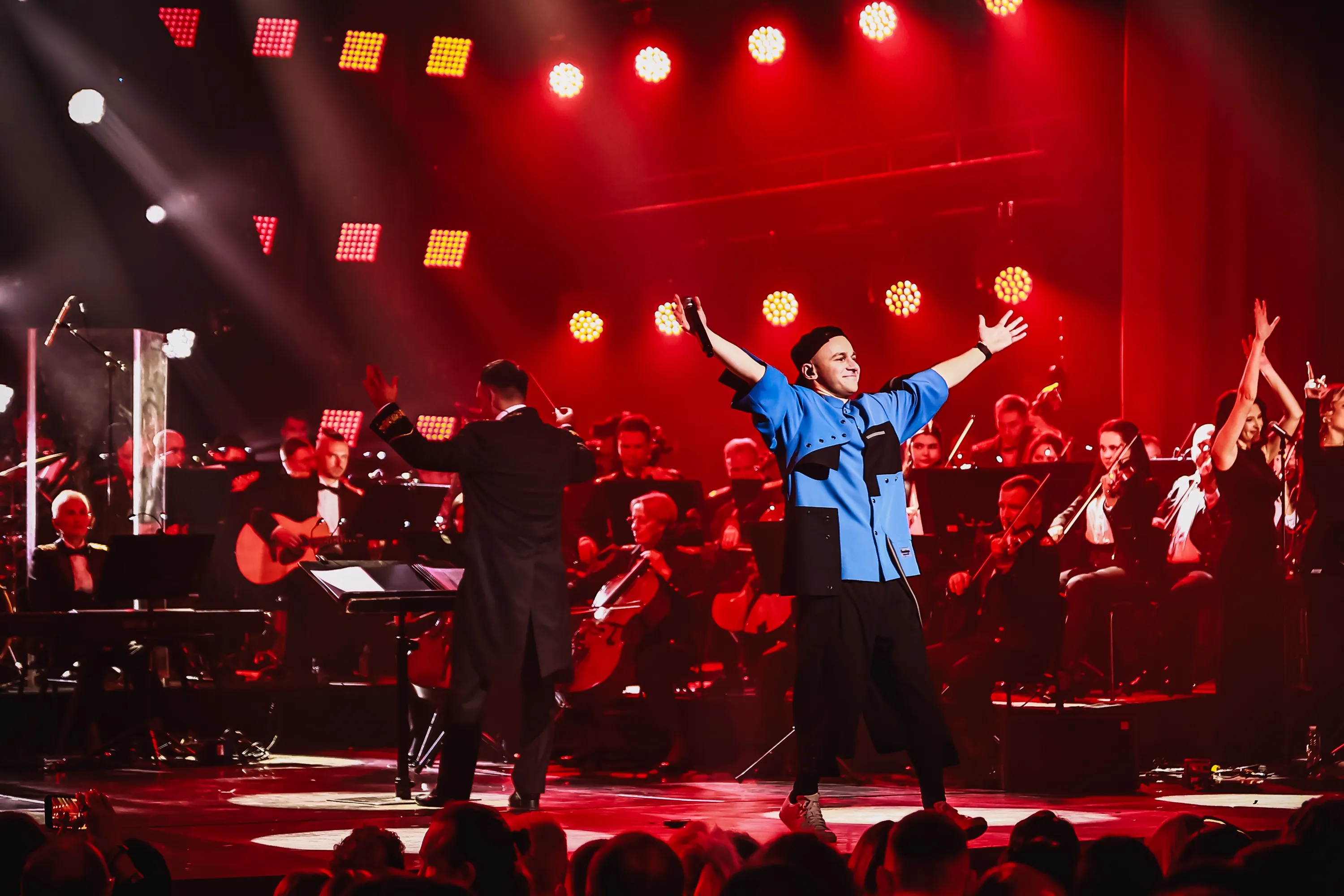 Иван Марунич выступает на сцене