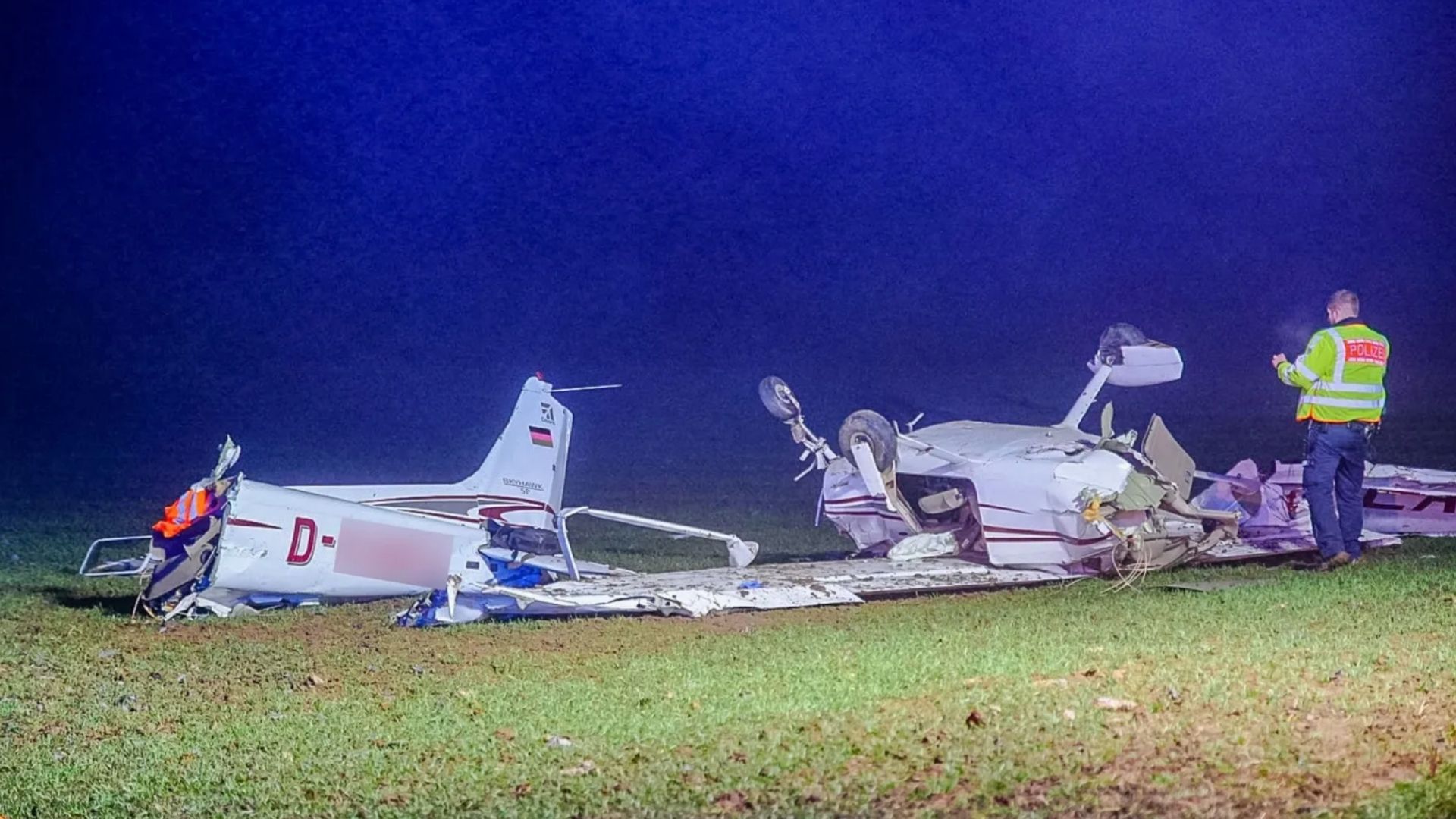 В Штутгарте разбился самолет - два члена экипажа получили травмы - 24 Канал В Штутгарте разбился самолет - два члена экипажа получили травмы - 24 Канал