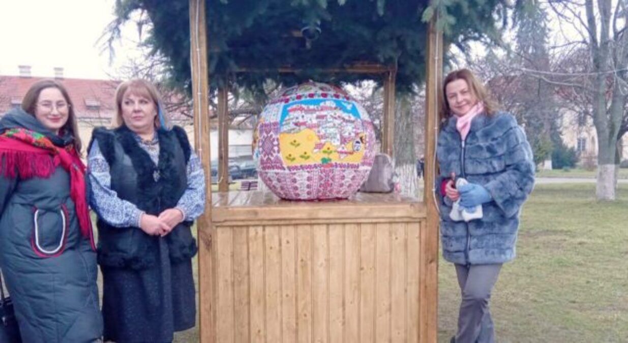 3 Жителька Львівщини встановила рекорд України, створивши найбільшу вишиту різдвяну кулю - 24 Канал 3 Жителька Львівщини встановила рекорд України, створивши найбільшу вишиту різдвяну кулю - 24 Канал