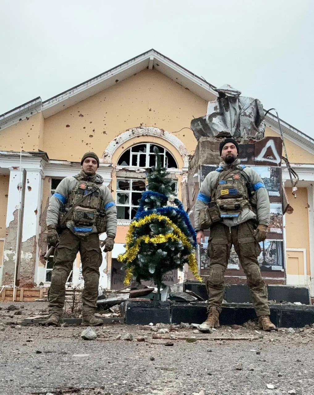 Українські військові у Суджі з ялинкою Українські військові у Суджі з ялинкою