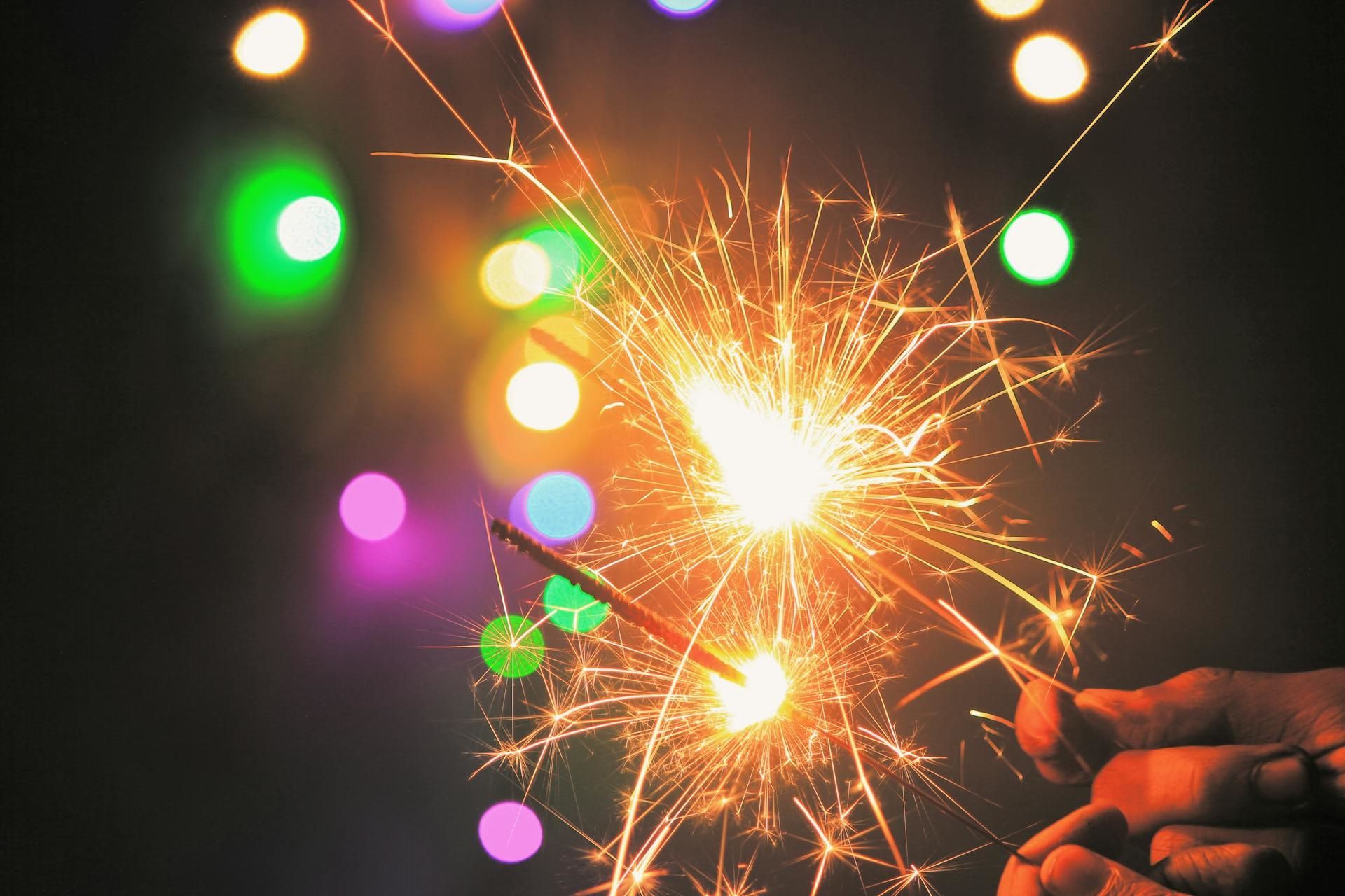 Бенгальські вогні у руці Бенгальські вогні у руці