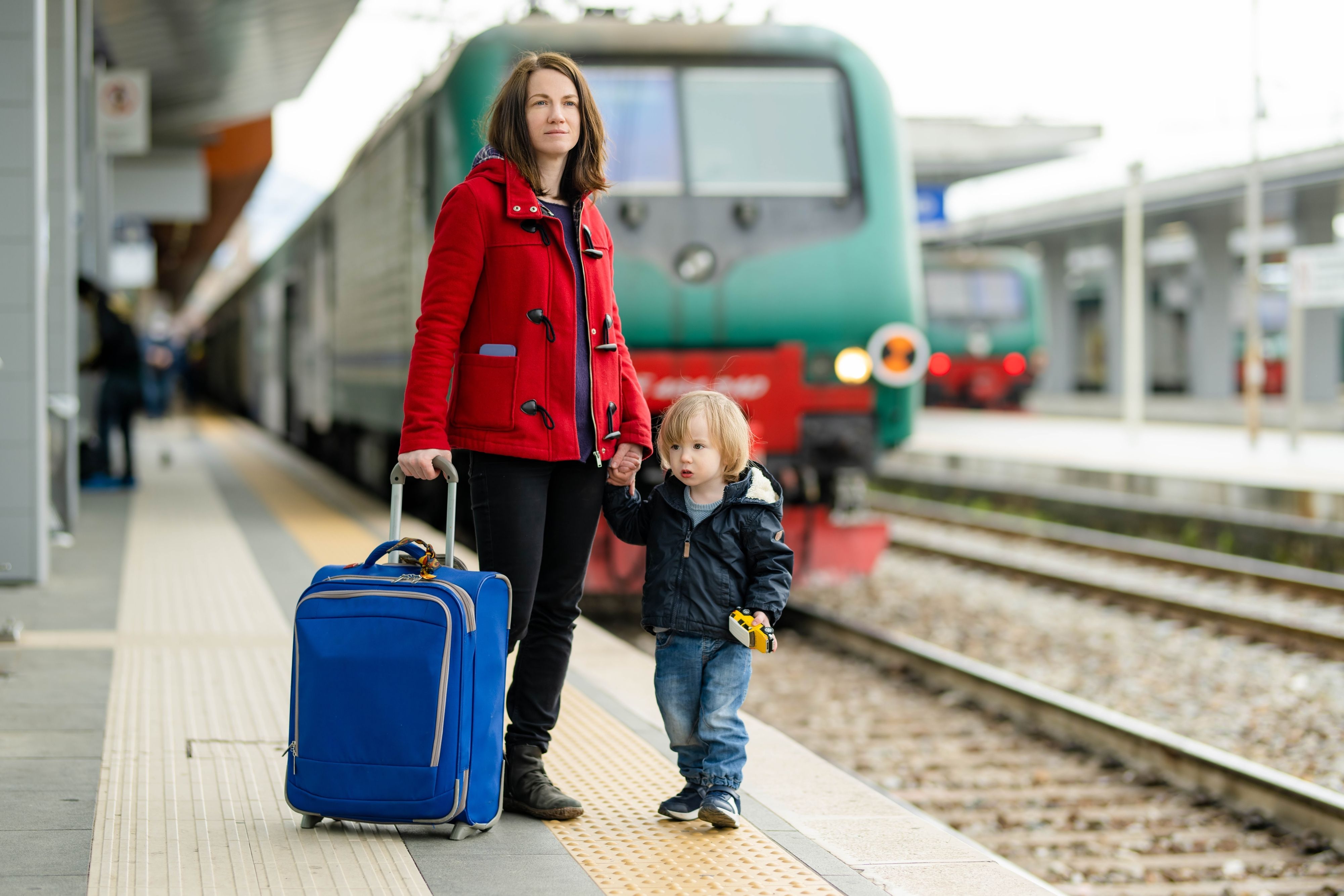 Женщина с ребенком на вокзале Женщина с ребенком на вокзале