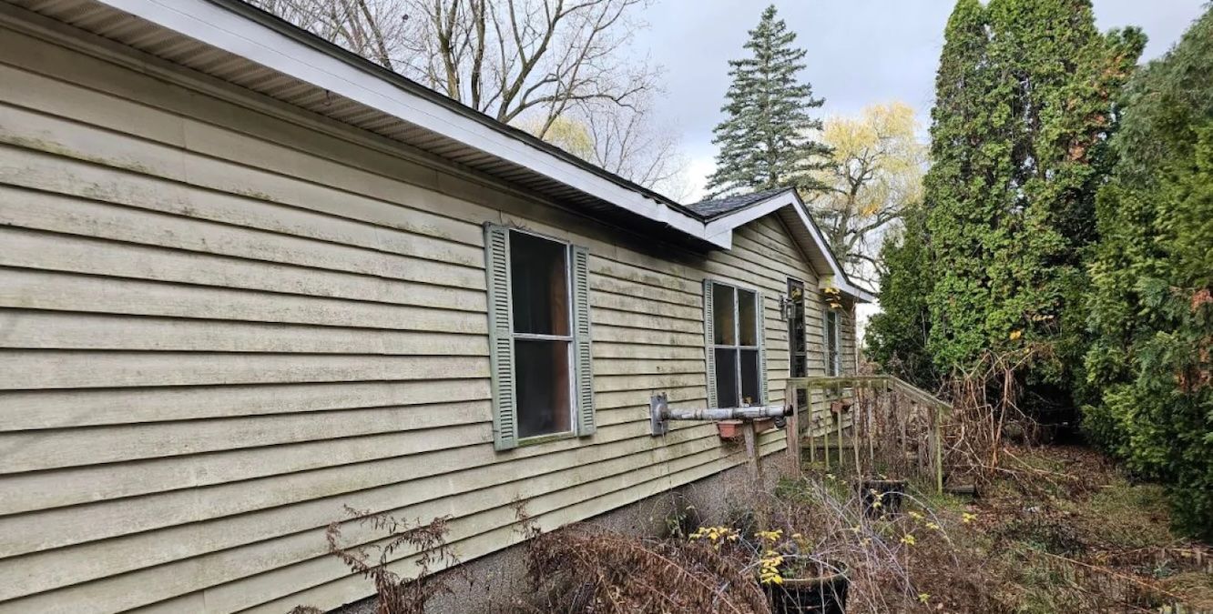 Пара купила старий будинок наосліп Пара купила старий будинок наосліп