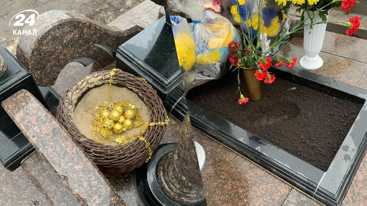 В Рокитном с могил бойцов ВСУ украли елки с могил бойцов ВСУ В Рокитном с могил бойцов ВСУ украли елки с могил бойцов ВСУ