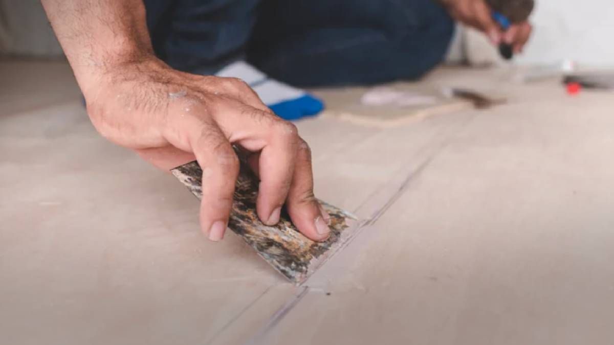 Як залатати прогалини у підлозі між дошками Як залатати прогалини у підлозі між дошками