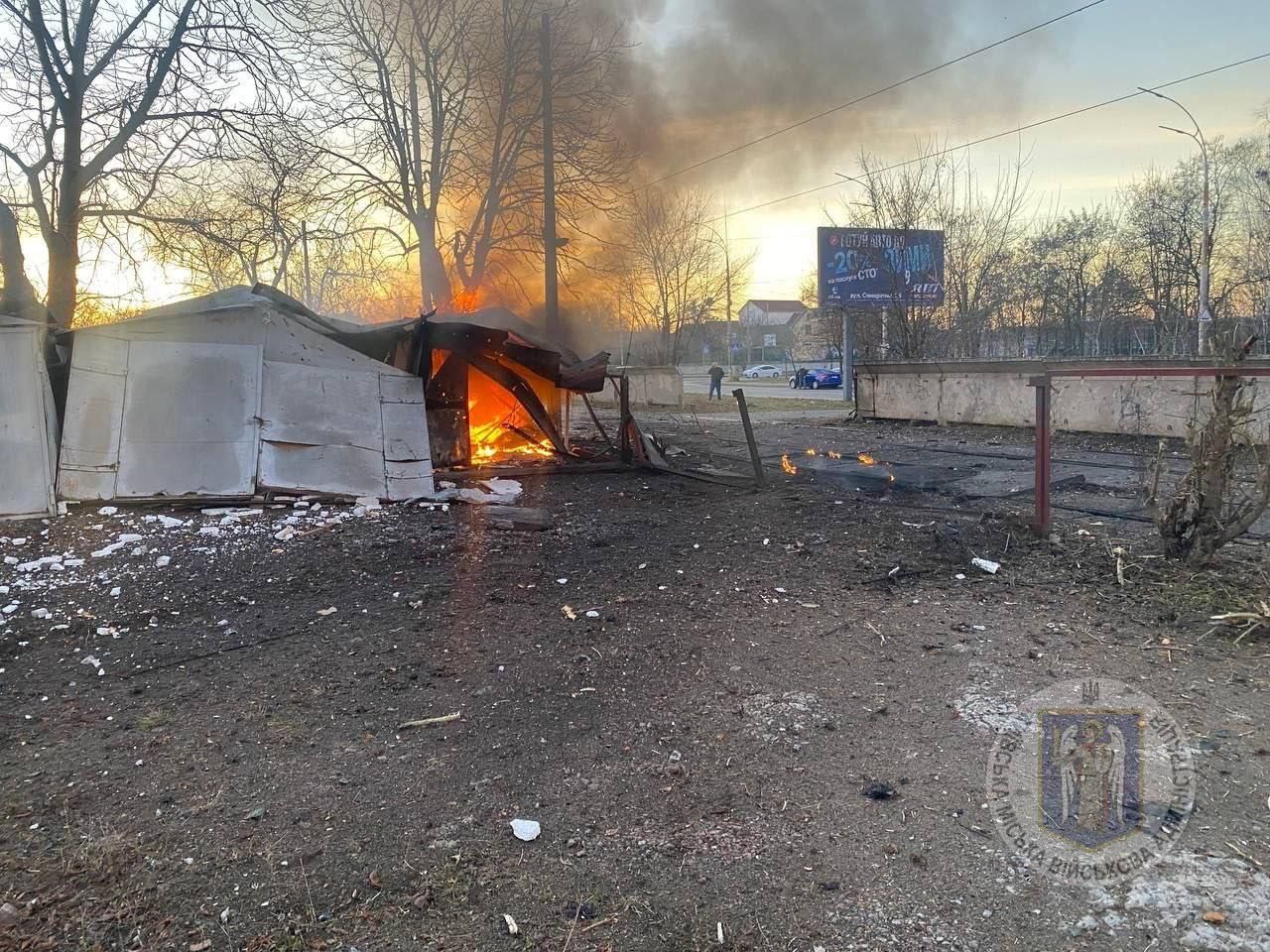 Наслідки падіння уламків дрона у Святошинському районі: фото пожежі - 24 Канал