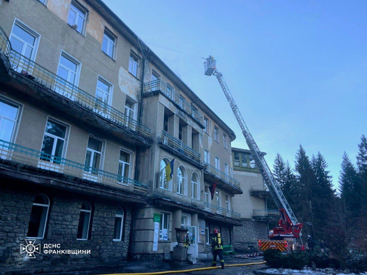 На Прикарпатье горел санаторий: эвакуировали более 100 человек - 24 Канал На Прикарпатье горел санаторий: эвакуировали более 100 человек - 24 Канал