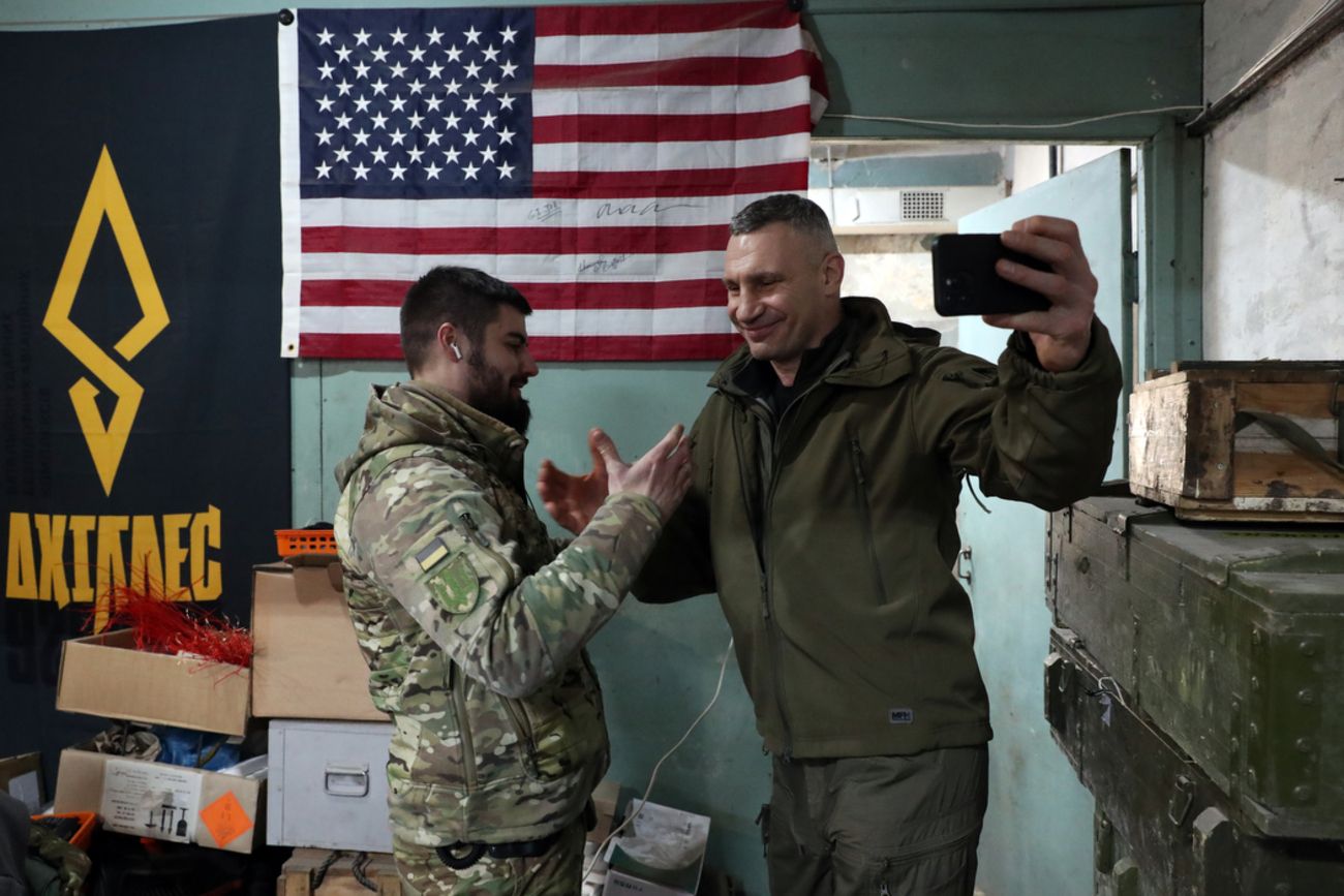 Віталій Кличко у новорічну ніч відвідав захисників на передовій і передав їм дрони Віталій Кличко у новорічну ніч відвідав захисників на передовій і передав їм дрони