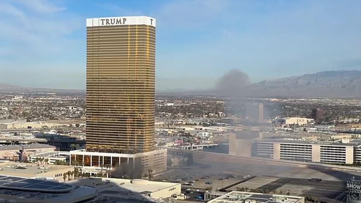 В Лас-Вегасе возле отеля Трампа взорвалась машина Tesla Cybertruck В Лас-Вегасе возле отеля Трампа взорвалась машина Tesla Cybertruck