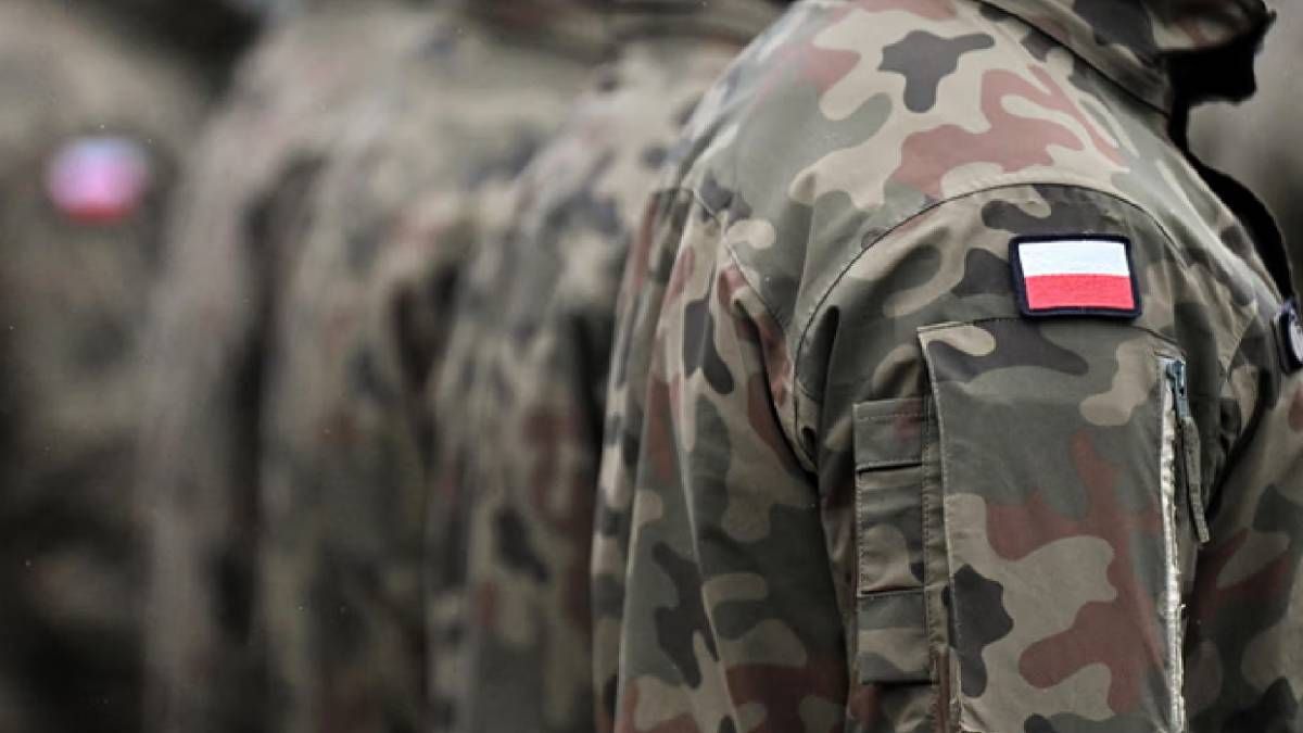 У Польщі військовослужбовець відкрив стрілянину по цивільній автівці У Польщі військовослужбовець відкрив стрілянину по цивільній автівці