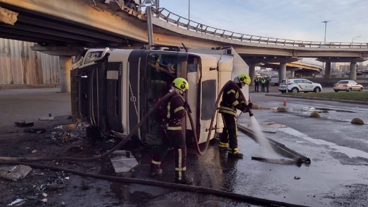 На Видубичах сталася ДТП за участі вантажівки